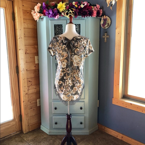 LAUREN CONRAD Blouse. NEW w/Tags & Unique Back!! - Picture 4 of 7